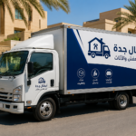 شاحنة نقل تحمل شعار الشركة 
